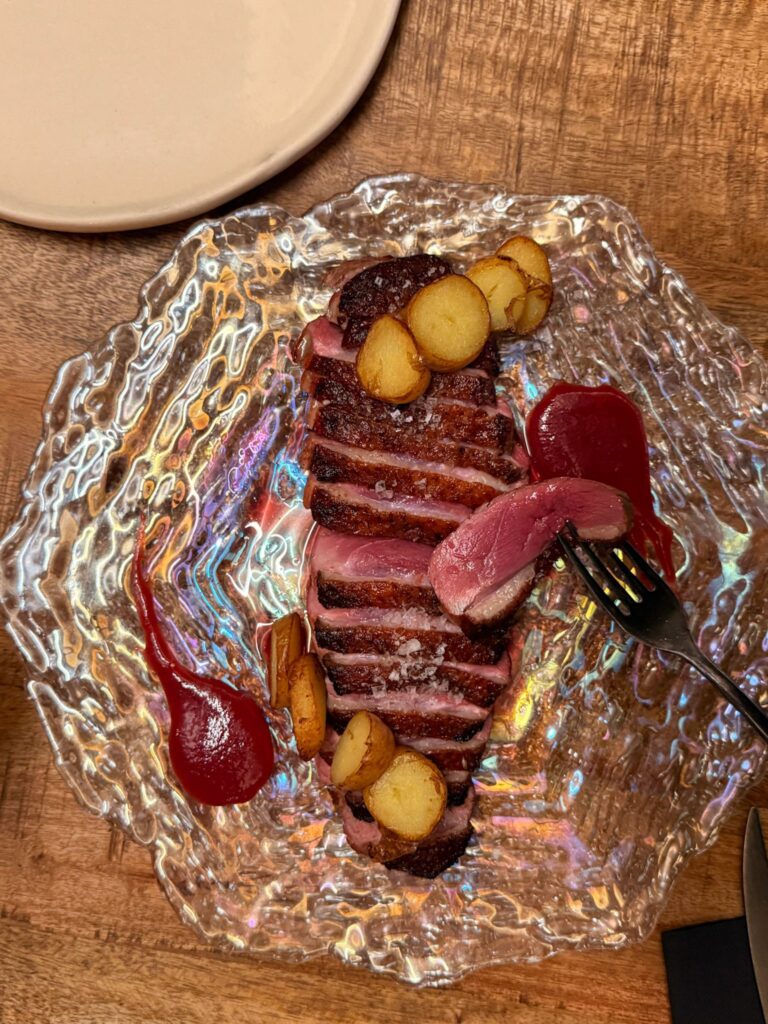 Magret de pato con frutos rojos