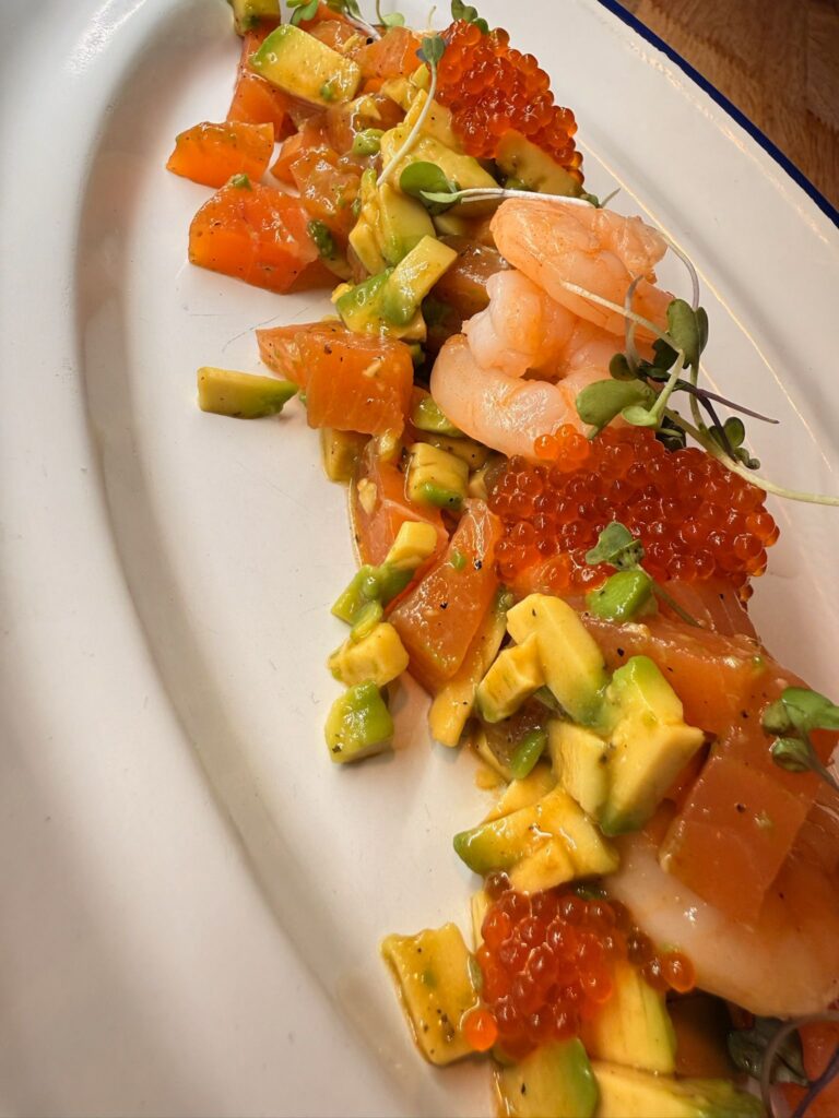 Tartar de salmón con gambas y aguacate
