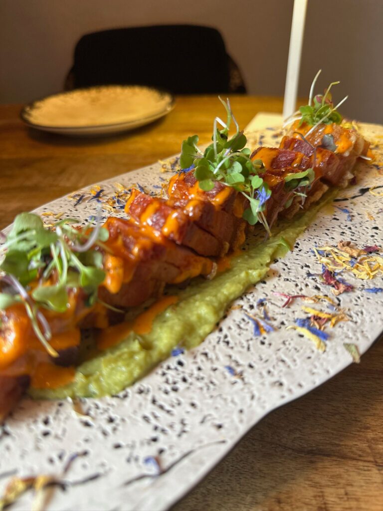 Tataky de torrezno con guacamole